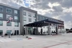 PMZ Realty Capital Secures $14.5 Million Loan for Holiday Inn Express in Texas