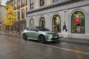 New Lancia Ypsilon Steals the Show in "Naturally Eye Catching" Commercial