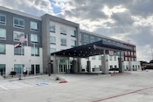 PMZ Realty Capital Secures $14.5 Million Loan for Holiday Inn Express in Texas