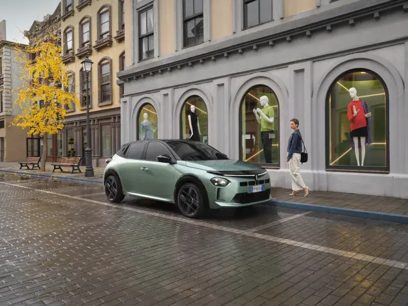 New Lancia Ypsilon Steals the Show in "Naturally Eye Catching" Commercial
