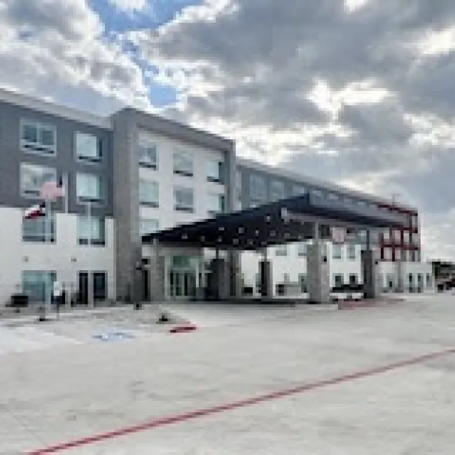 PMZ Realty Capital Secures $14.5 Million Loan for Holiday Inn Express in Texas